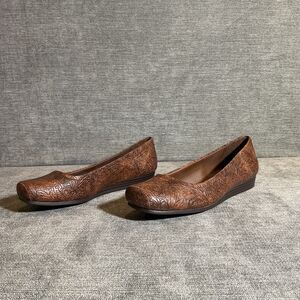 YUU Shoes Size 8.5 Women's Impress Brown Floral Embossed Slip-On Flats